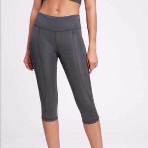 GapFit Women’s Mid Rise Crop Leggings in Sculpt Compression size Small